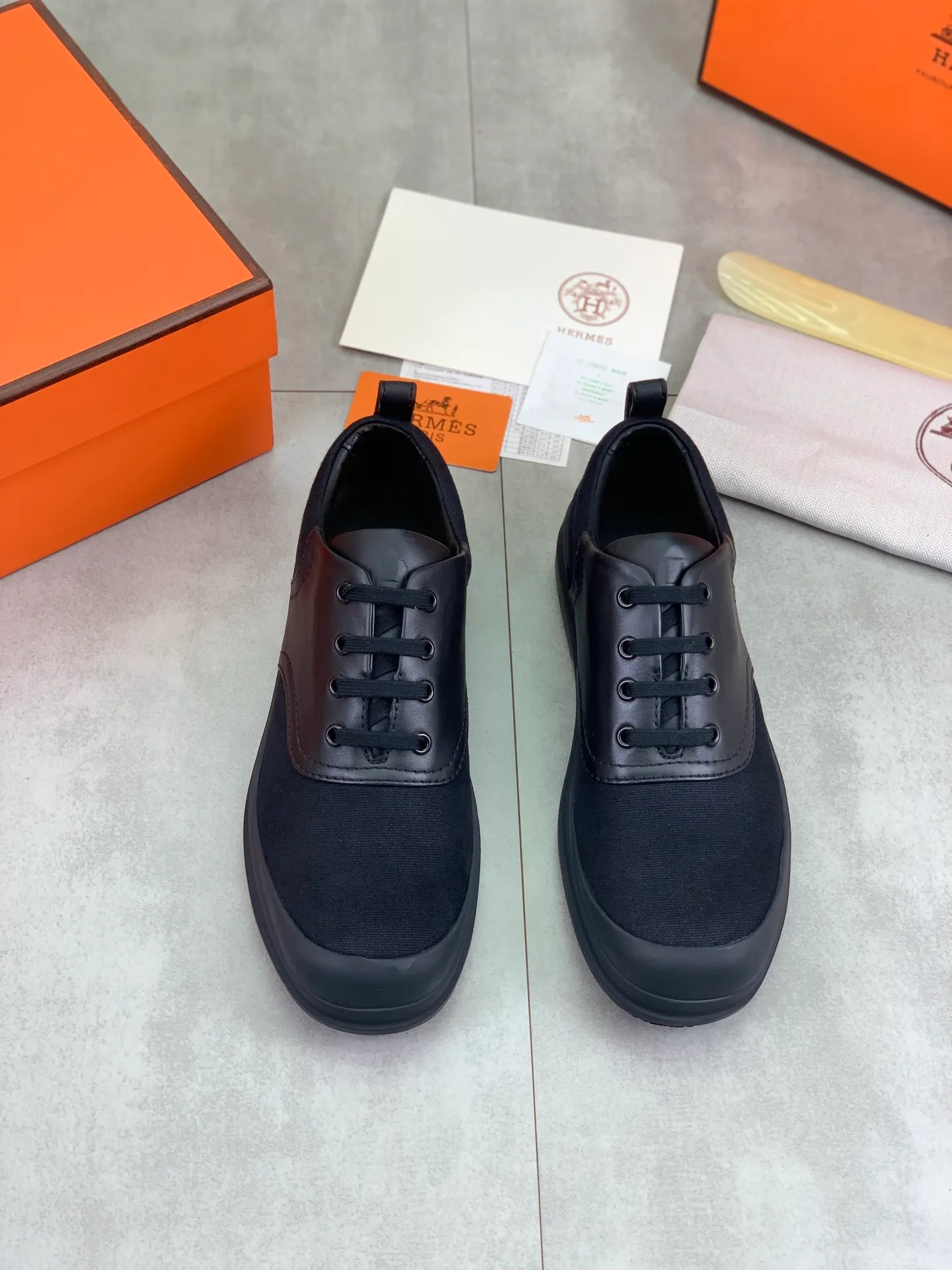 Factory price P740 💰💎💎💎Brand: Hermès Grade: Same as the official website Original quality materials: Original soft calfskin with beef tendon cloth Water-dyed cowhide lining Original Italian rubber outsole Style categories: Men's fashion Formal casual leather shoes Lace-up men's shoes series Young fashion European and American trends British style Size: 39-44 (38.45 can be customized)